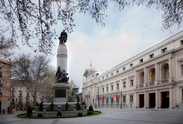 Fachada del Palacio del Senado, plaza de la Marina Española y monumento a Antonio Cánovas del Castillo