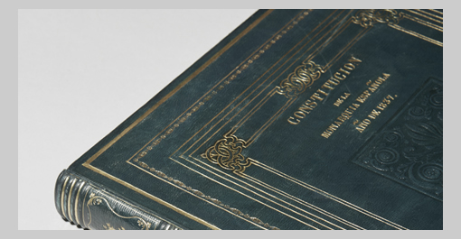 Detalle de la caja de piel que contiene el original manuscrito de la Constitución de 1837