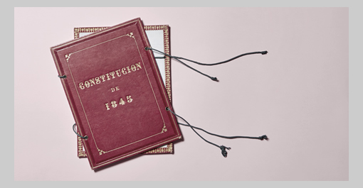 Ejemplar de la Constitución de 1845 de la Imprenta Nacional, encuadernada en terciopelo y estampada en oro