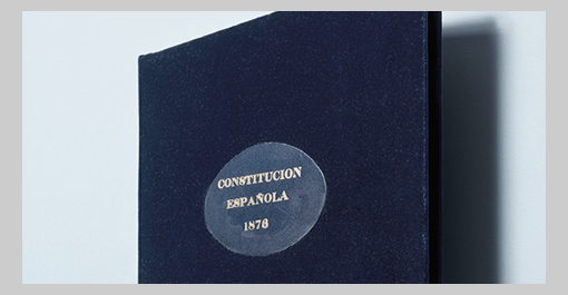 Carpeta que contiene el original de la Constitución de 1876